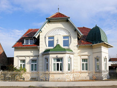 Jugendstilvilla / Metallzaun - Wohnhaus in Uetersen, Kreis Pinneberg.
