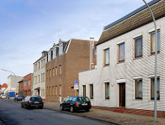 Mehrstöckige Wohnblocks mit Klinkerfassade, einfacher Architekturstil - Wohnhäuser in Uetersen, Kreis Pinneberg.