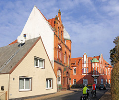 Einzelhaus mit Spitzdach - Klinkerarchitektur des Historismus - ehem. Volksbank + Sparkasse Kreuzung Kuhlenstrasse + Kreuzstrasse; erbaut um die Jahrundertwende 1900.