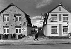 Einzelhäuser mit unterschiedlicher Fassadengestaltung - Fussgänger; Bilder aus Uetersen - Metropolregion Hamburg / Schwarz-Weiss Fotografie.