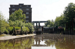 Industriearchitektur an der Pinnau in Uetersen, Kreis Pinneberg - Klappbrücke über den Fluss.