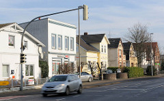 Wohnhäuser unterschiedlicher Baustil - Tornescher Weg in Uetersen, Kreis Pinneberg.