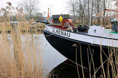 Binnenschiff Ilmenau auf der Ilmenau am Ufer von Bardowick.