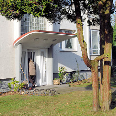 Hauseingang mit abgerundetem Regenschutz - Architektur der 1960er Jahre in Uetersen -  Kreis Pinneberg.