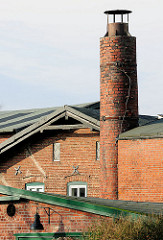 Historische Industriearchitektur - Ziegelgebäude, alter Fabrikschornstein in Uetersen, Kreis Pinneberg.