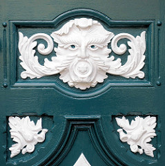 Aufwändige Schnitzerei - klassizistische Haustür - ehem. Geschäftshaus, erbaut 1877 - Bilder aus Uetersen, Kreis Pinneberg.