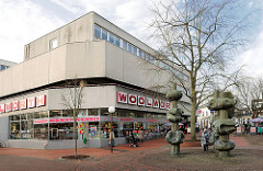 Architektur der 1970er Jahre - Betonblock, Kaufhaus Woolworth in Uetersen - Kunst im öffentlichen Raum, Bronzeskulpturen in der Fussgängerzone - Grosser Wulfhagen.
