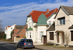 Häuserzeile unterschiedliche Architekturstile, Einzelhäuser in der Stadt Uetersen, Kreis Pinneberg / Schleswig-Holstein.