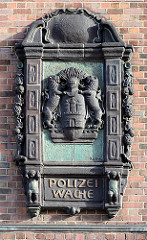 Terrakotta-Dekor an der Fassade der Hamburger Davidwache in Hamburg St. Pauli - erbaut 1914, Architekt Fritz Schumacher.