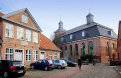 Blick auf die ehem. Mädchen-Bürgerschule in Uetersen; 1813 errichtet. Rechts die Klosterkirche - erbaut 1749.