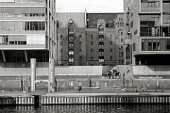 Moderne und historische Architektur in der Hamburger Hafencity am Traditionsschiffhafen - Blick über den Sandtorhafen zum Sandtorkai - Bürogebäude und Lagerhäuser / Speicher.