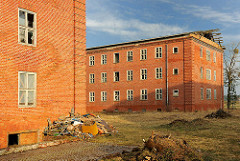 Leerstehende Kasernengebäude in Ludwigslust - zerbrochene Fensterscheiben.