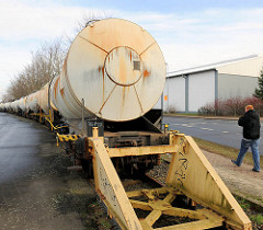 Tankwagen auf dem Bahngelände des Bahnhofs Uetersen Ost / Prellbock.
