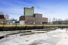 Blick über den Stichhafen von Uetersen - im Hintergrund Industriearchitektur an der Pinnau.