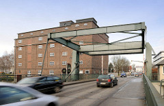 Klappbrücke der Pinnauallee über die Pinnau in Uetersen - fahrende Autos, KFZ.