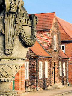 Sandsteinvase auf der Schlossbrücke - Wohnhäuser in der Schloßstrasse von Ludwigslust.