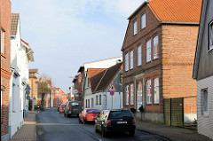 Strassenzug Kuhlenstrasse in Uetersen - schmale Strasse mit Einzelhäusern unterschiedlichem Architekturstil.