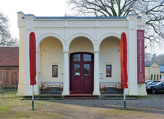 Alte Wache, spätklassizistische Rundbogenstil - Architekturbilder aus Ludwigslust.