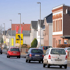 Strassenverkehr - Wohnhäuser im Tornescher Weg, Uetersen - Kreis Pinneberg.