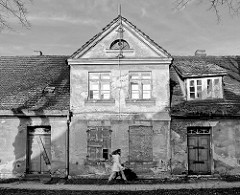 Fassade eines renovierungsbedürftigen, leerstehenden Wohnhauses in Ludwigslust - Schwarz Weiss Aufnahme.