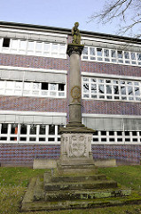 Sogen. Blaue Schule, ehem. Realschule am Propstenfeld - errichtet 1931 - Bauhausarchitektur. Gedenksäule an den ersten Befreiungskrieg 1848 / 51 gegen Dänemark
