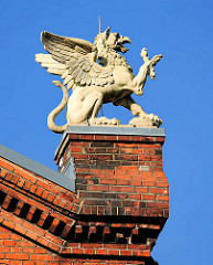 Gebäude-Dekor / Bauschmuck; Greif  - Backsteinsockel, Kaiser Karl Schule Itzehoe.