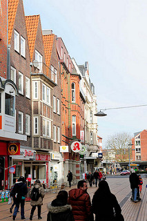 Mehrstöckige Architektur in der Fussgängerzone Königsstrasse in Elmshorn.