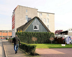 Reetgedecktes Wohnhaus - mehrstöckiges Gründerzeitgebäude, Wohnblock - Bilder aus Itzehoe in Schleswig-Holstein.