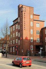 Klinkerarchitektur des Neuen Bauens in Itzehoe - Wohnhaus, Geschäftshaus - Sparkasse in Itzehoe.