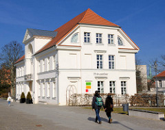Seitenansicht Prinzenpalais - Bad Doberan, erbaut 1821 - Architekt C. Th. Serverin. Architektur des Klassizismus in Mecklenburg-Vorpommern.