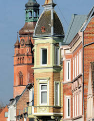 Erkerturm eines Wohngebäudes in Itzehoe - Turm der St. Laurentii Kirche.