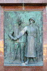 Bronzerelief Ehrenmal für sowjetische Soldaten / Neuer Markt, Hansestadt Stralsund - Händedruck eines Rotarmisten mit einem Zivilisten, errichtet 1967.