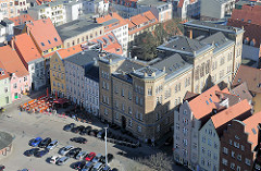 Historische Bebauung am Neuen Markt in der Hansestadt Stralsund - in der Bildmitte das 1874 errichtete Garnisionslazarett - Backsteinfassade, gelber Backstein.