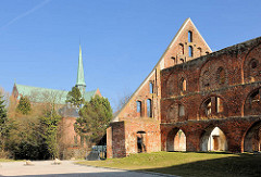 Wirtschaftsgebäude Kloster Bad Doberan - erbaut 1280, gotische Backsteinarchitektur; im Hintergrund der Doberaner Münster.