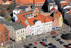 Denkmalgeschützte Wohnhäuser / Geschäftshäuser am Neuen Markt in der Hansestadt Stralsund - die Häuser liegen im Kerngebiet des von der UNESCO als Weltkulturerbe anerkannten Stadtgebietes des Kulturgutes „Historische Altstädte Stralsund und W