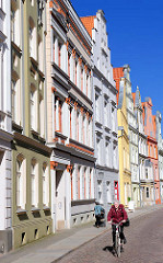 Historische Architektur in der Hansestadt Stralsund - mehrstöckige Wohnhäuser, Giebel - farbige Fassaden.
