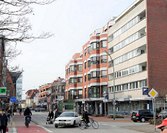 Hausfassaden im Architekturstil der 1970er Jahre - mehrstöckige Wohnhäuser, Gewerbe im Erdgeschoss; Schulstrasse in Elmshorn.