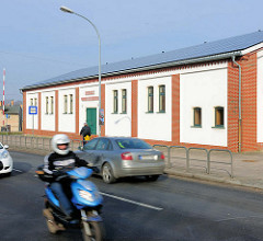 Sporthalle Werner Seelenbinder in Demmin, Mecklenburg Vorpommern; Strassenverkehr Motorroller in Fahrt.