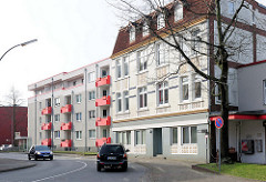 Alt und Neu - moderne Architektur und historischer Gründerzeit-Wohnblock in Elmshorn.