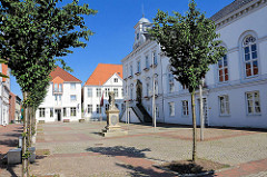 Rathaus Ständehaus Wache am Markt in Itzehoe, 1605 erbaut - westlich das spätklassizistische Ständehaus, 1835 erbaut.