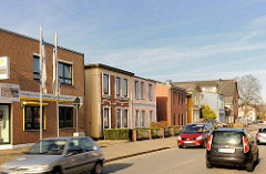 Neu + alt; historische Wohnhäuser und moderne Gewerbearchitektur in der Strasse Langelohe in Elmshorn.
