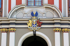 Schwedisch-pommersches Wappen der Hansestadt Stralsund am Stralsunder Rathaus.