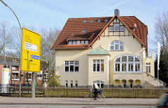 Einzelhaus - Stadtvilla; Architektur der Jahrhundertwende, Mühlenstrasse in Elmshorn, Verkehrsschild - Radfahrer in Fahrt.