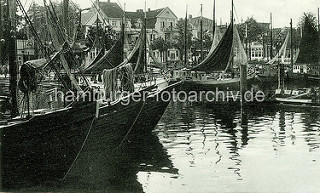 Historische Aufnahme vom Hafen in Warnemünde / Hansestadt Rostock - Fischkutter unter Segel, Fischewer im Hafen an der Warnow.