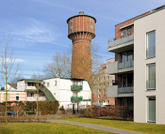 Alt + Neu; historischer Wasserturm Elmshorn - erbaut 1902, Höhe 45m. Neubauten, mehrstöckige Wohngebäude am Schleusengraben.