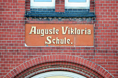 Fassadenbeschriftung, Ziegelfassade - Auguste Viktoria Schule in Itzehoe, Schleswig Holstein, gegründet 1906 als öffentliche Schule für Mädchen..