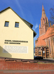 Evang. Gemeindehaus Elsa Brändström in Demmin - irischer Reisesegen: Möge dein Weg dir freundlich entgegenkommen.... - Kirchturm und Kirchenschiff der St. Bartholomaiekirche.