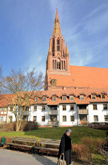 Wohngebäude und St. Bartholomaei Kirche in der Hansestadt Demmin.