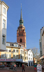 Fussgängerzone in der Stadt Itzehoe - Kirchturm der St. Laurentii Kirche.