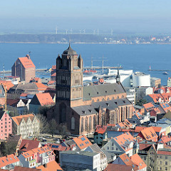 St. Jakobi-Kirche in der Hansestadt Stralsund - dreischiffige Pfeilerbasilika; urkundlich erstmals 1303 erwähnt.